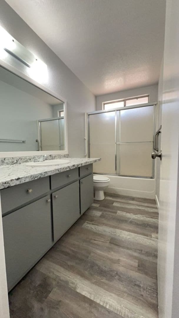 Building Photo - Newley Renovated 2 bedroom Duplex.