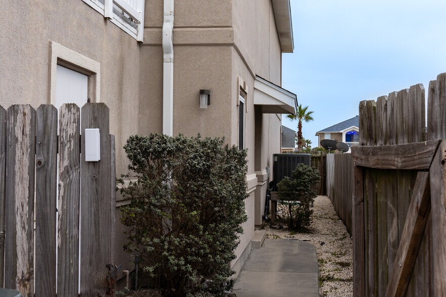 Building Photo - 13969 Ports O Call Dr