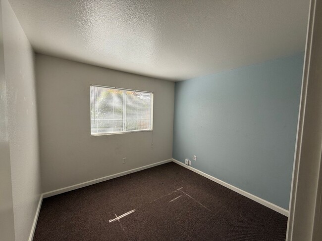 Building Photo - Single story in Modesto!