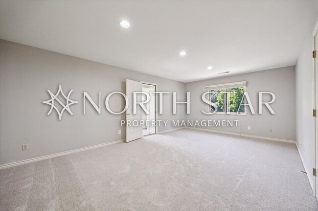 Building Photo - 2055 Ridge Pointe Dr