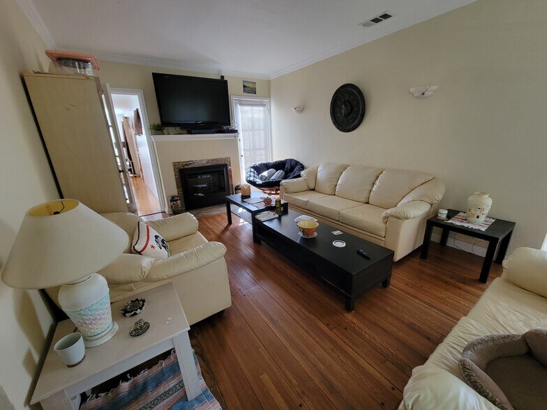 Living room - 2452 Colby Ave