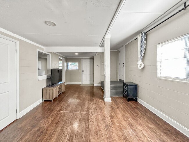 Building Photo - 1515 E 31st Ave