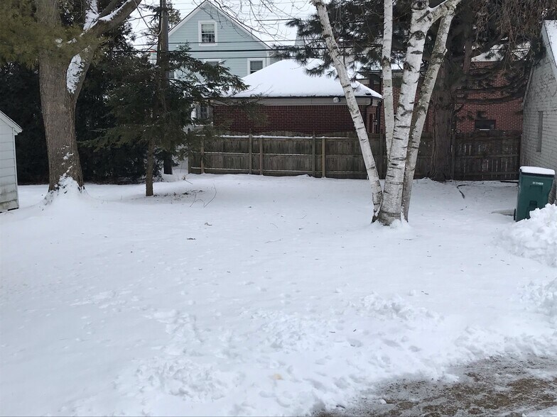 Backyard - Winter - 997 Henrietta St