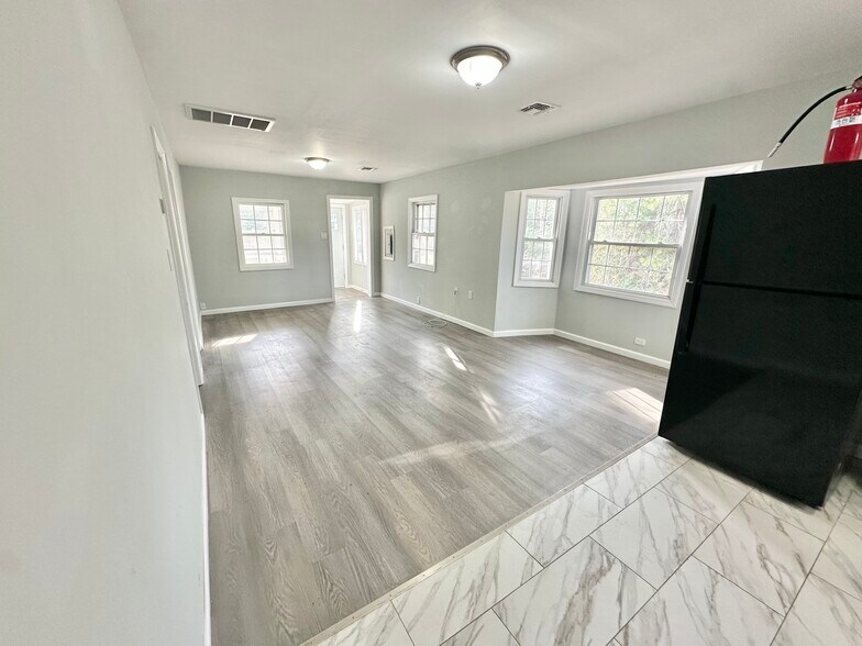 Building Photo - 63 Gentian St