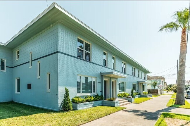 Building Photo - 2416 Bernardo De Galvez Ave