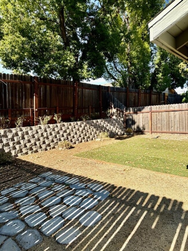 Building Photo - Cute Duplex in Convenient Location!