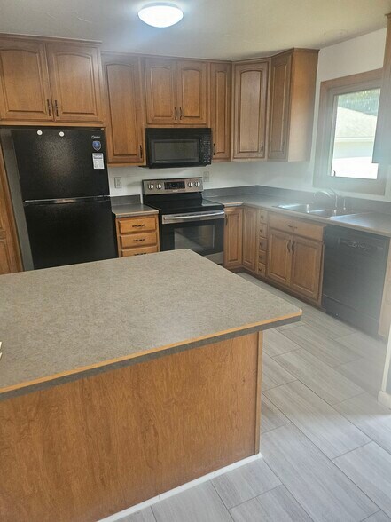 Building Photo - 8451 Southlane Dr