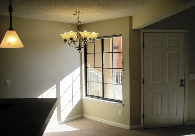 Building Photo - Sunny, South-facing, Boulder Condo for Ren...