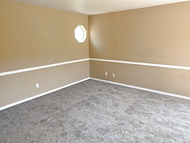 Building Photo - Recently Updated Pinebrook Home