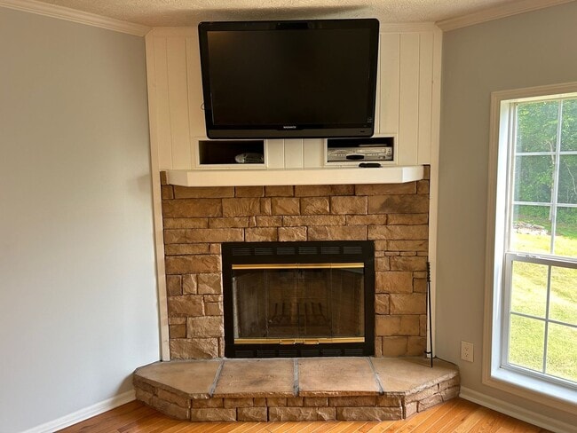 Building Photo - Leicester - Immaculate home on 3/4 acre