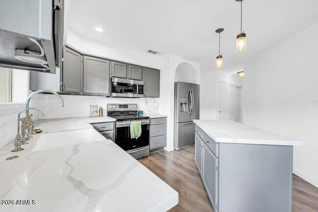 Building Photo - 8841 S 51st St