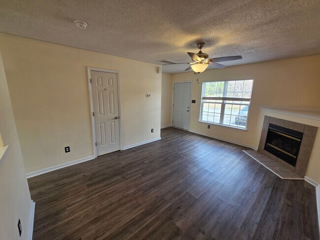 Building Photo - 2 BR 2 BA Townhose