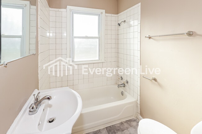 Building Photo - 6629 Parkview Ave