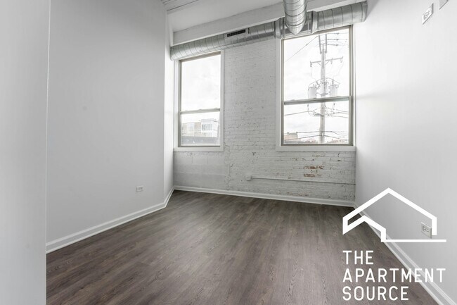 Building Photo - 932 W Dakin St