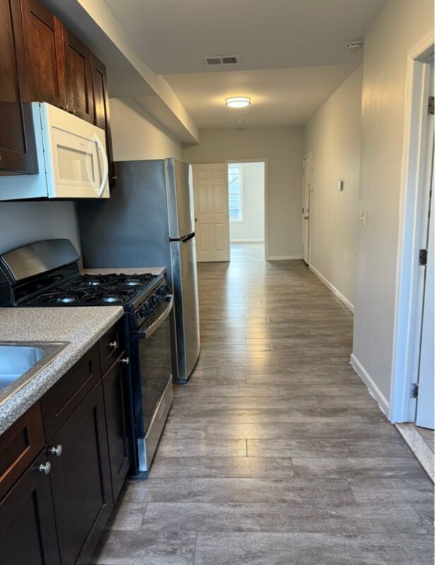 Building Photo - 148 3rd St