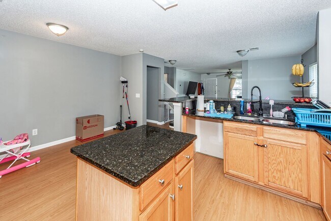 Building Photo - 5 Bedroom 3 Bath Home in Moss Grove Planta...