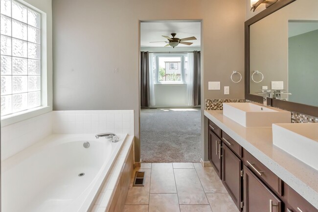 Building Photo - Charming 4 Bedroom 3 Bath in Highlands Ranch!