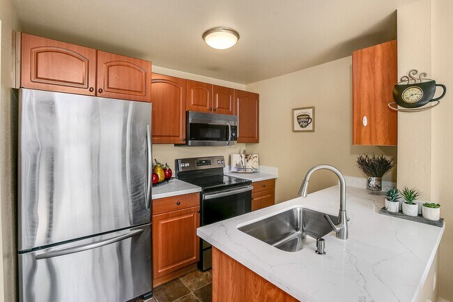 Building Photo - Beautiful Top Floor 2 Bed 2 Bath Condo in Factoria