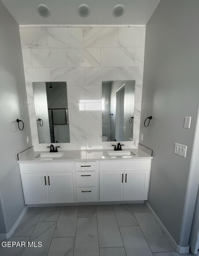 Building Photo - 713 Birmingham Pl