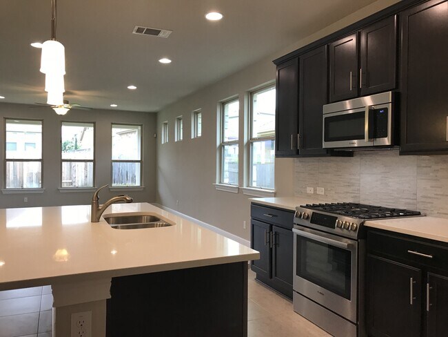 Building Photo - BEAUTIFUL HOME IN TERAVISTA