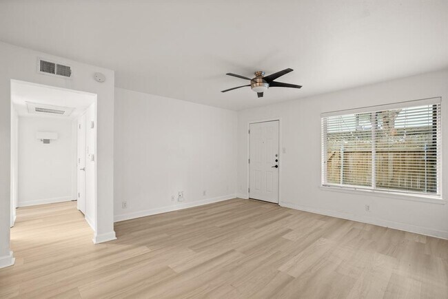 Building Photo - 2020 S Congress Ave