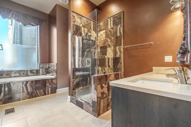 Building Photo - 2140 W Monroe St