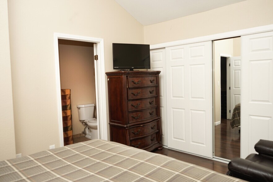 Building Photo - 996 S Zeno Way