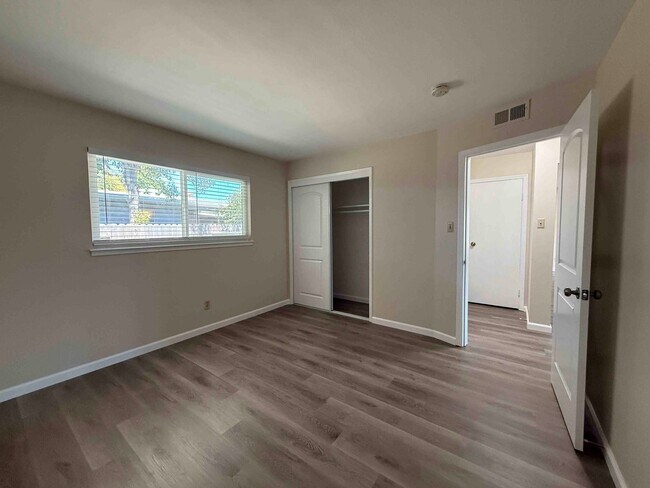 Building Photo - Great 2 Bedroom Duplex