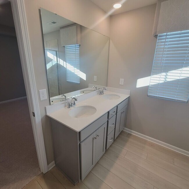 Building Photo - End Unit; 3Br/2.5BA Townhouse