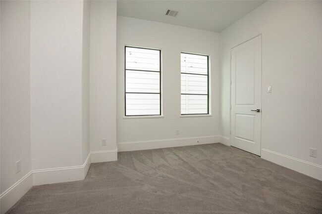 Building Photo - 4527 Graustark St