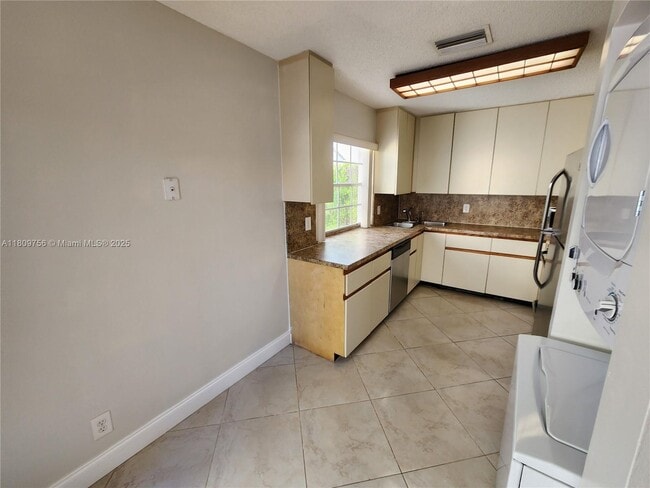 Building Photo - 1562 Springside Dr