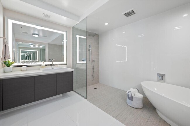 Building Photo - 300 Sunny Isles Blvd