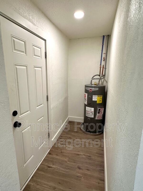 Building Photo - 717 E Harris Ave