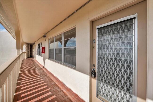 Building Photo - 1901 Bermuda Cir