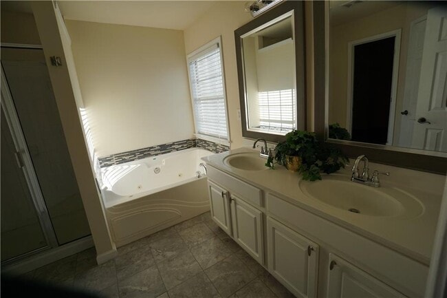 Building Photo - 4652 Creekside Villas Way
