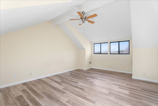 Building Photo - 2717 Knollwood Dr