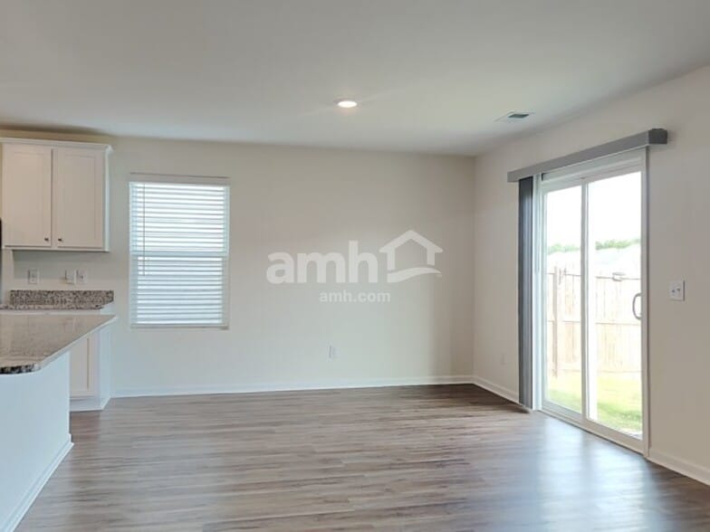 Building Photo - 2065 Southlea Dr