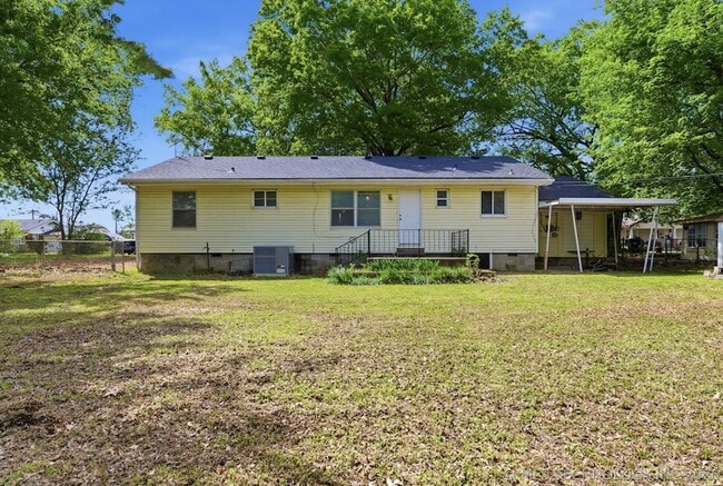 Building Photo - 805 S Cedar St