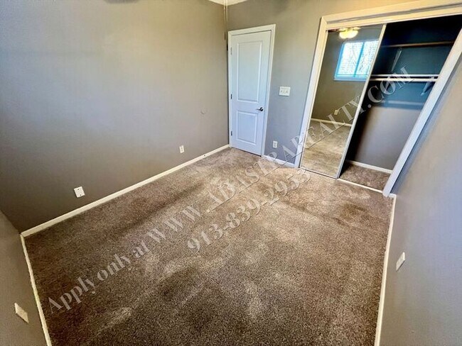 Building Photo - Beautiful Remodeled South KCMO Townhome-Available NOW!!