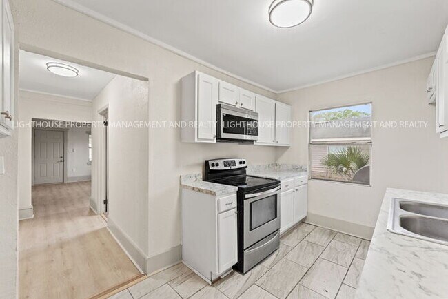 Building Photo - Renovated 3 Bedroom Home With Screened Porch