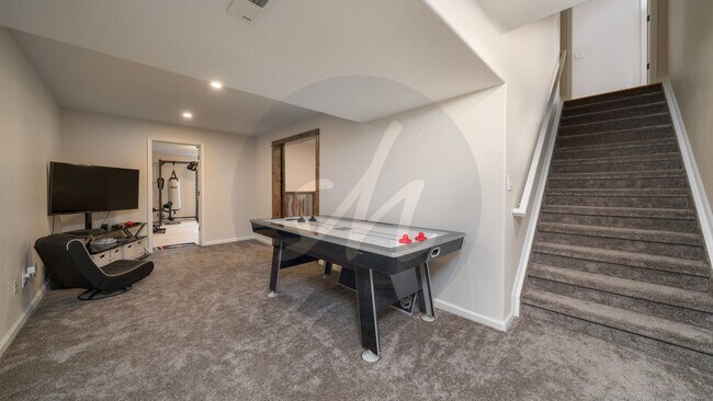 Building Photo - Country Living on 13.5 Acres