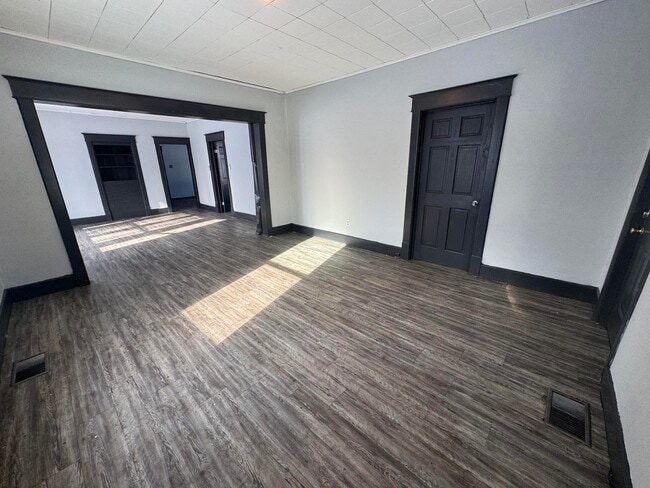 Building Photo - 610 Plum-