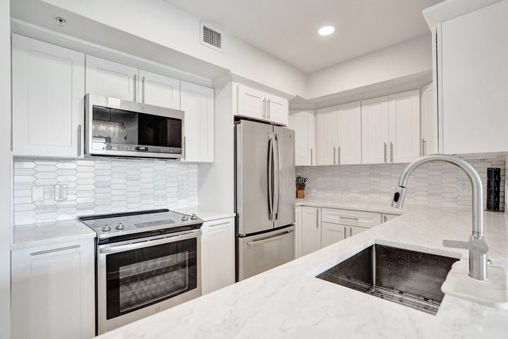 Building Photo - 700 E Boynton Beach Blvd