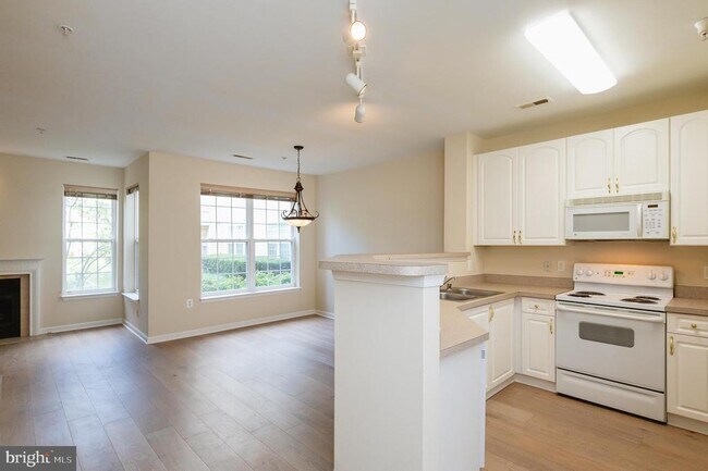 Building Photo - 400 Symphony Cir