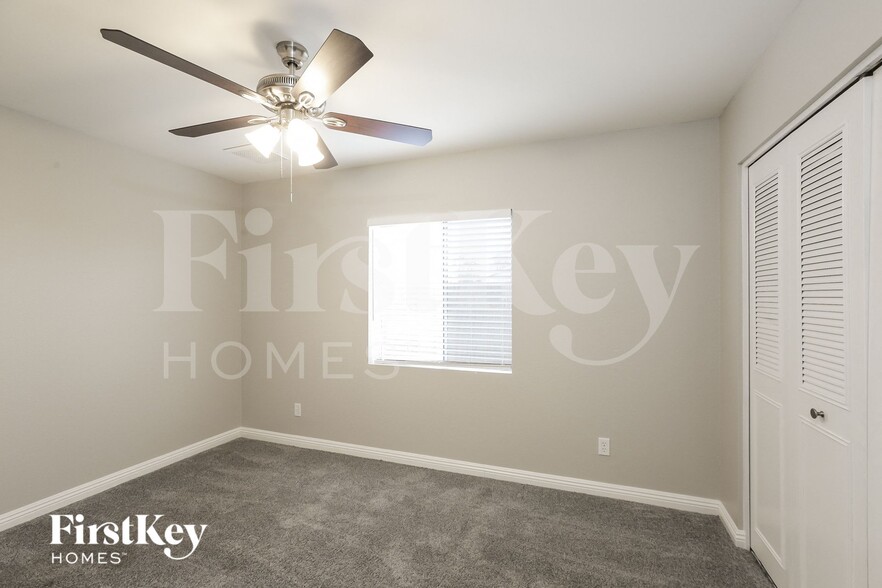 Building Photo - 1302 W Kristal Way