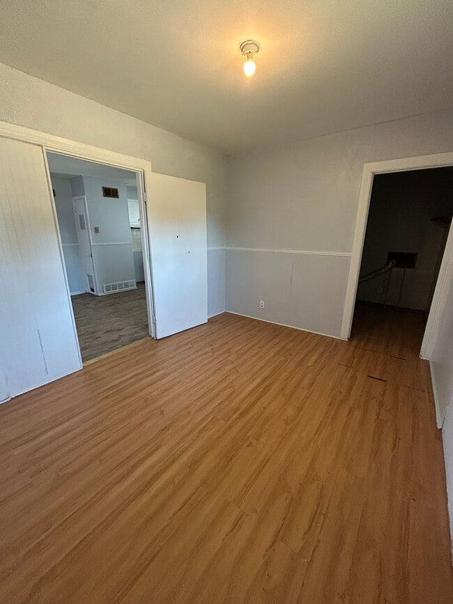 Building Photo - Large 3 bed 1 bath Home