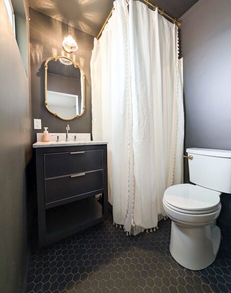 Building Photo - 1309 W 10th St