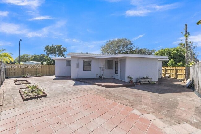 Building Photo - 1101 NE 24th Ct