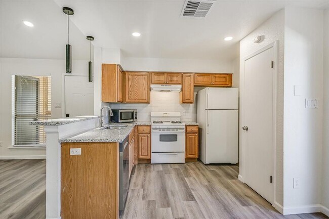 Building Photo - 1402 Waterloo Tr