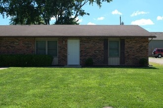 Building Photo - 302 Oak St